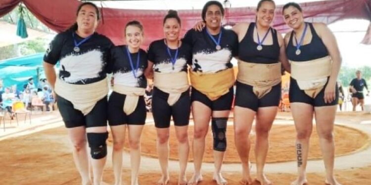 O Sumô é uma luta de origem japonesa, em que dois atletas competem num ringue circular onde o primeiro a tocar o chão com a parte do corpo exceto os pés ou pisar fora do dohyô perde a luta. (Divulgação)