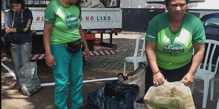O “Câmbio Verde” aceita latas de alumínio, embalagem de água sanitária, margarina e detergente, garrafas PET, caixinhas de leite, mangueiras, plástico filme, PVC, sacolas, papéis do tipo papelão, jornais, livros, cadernos, papel branco e misto também são aceitos. (Prefeitura de Itapetininga)