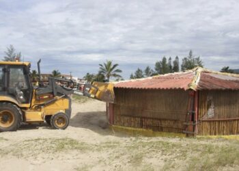 Em dezembro do ano passado, o prefeito Geraldino Júnior recebeu a Sentença que obrigava o Município a demolir os 38 quiosques, sob pena de multa de R$ 500 mil e ação de Improbidade Administrativa. (Divulgação/ Prefeitura de Ilha Comprida)