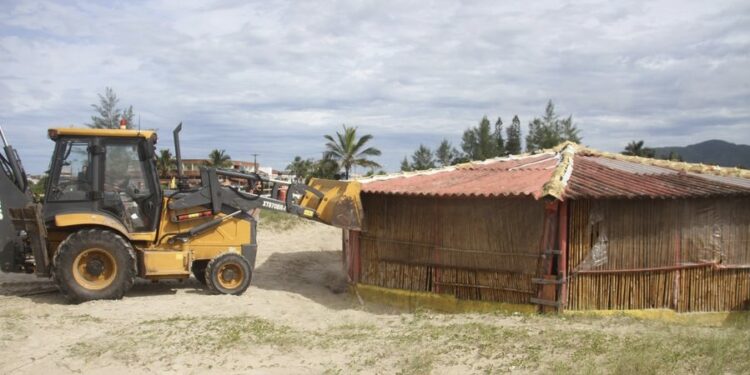 Em dezembro do ano passado, o prefeito Geraldino Júnior recebeu a Sentença que obrigava o Município a demolir os 38 quiosques, sob pena de multa de R$ 500 mil e ação de Improbidade Administrativa. (Divulgação/ Prefeitura de Ilha Comprida)