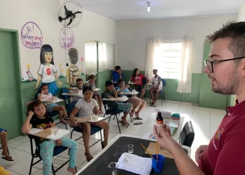Para o professor Guilherme de Almeida Gomes, que atua no projeto, a ciência estimula descobertas e a reflexão, (Divulgação/Prefeitura de Itapetininga)