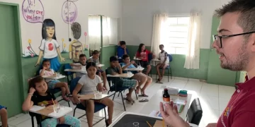 Para o professor Guilherme de Almeida Gomes, que atua no projeto, a ciência estimula descobertas e a reflexão, (Divulgação/Prefeitura de Itapetininga)