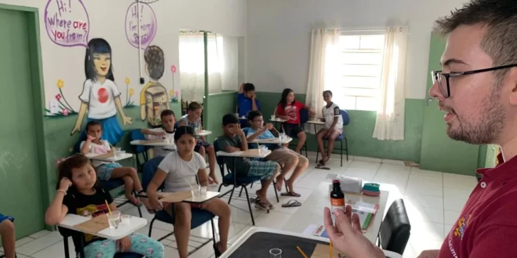 Para o professor Guilherme de Almeida Gomes, que atua no projeto, a ciência estimula descobertas e a reflexão, (Divulgação/Prefeitura de Itapetininga)