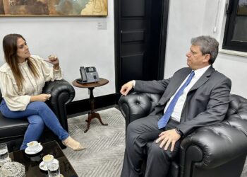 A deputada federal Simone Marquetto (MDB) e o governador Tarcísio de Freitas (Republicanos) eu reunião no Palácio dos Bandeirantes (Divulgação)