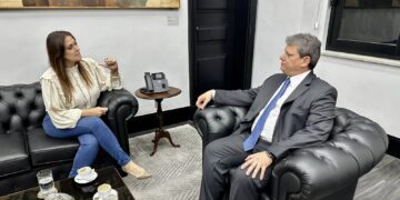 A deputada federal Simone Marquetto (MDB) e o governador Tarcísio de Freitas (Republicanos) eu reunião no Palácio dos Bandeirantes (Divulgação)