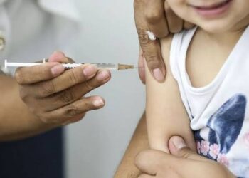 Crianças a partir dos 6 meses até os 4 anos devem ser levadas às unidades de saúde para serem imunizadas. (Divulgação)