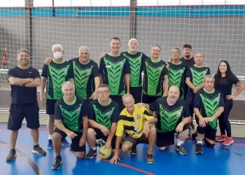 O Vôlei Masculino Adaptado +60 de Itapetininga vem se destacando em campeonatos regionais. (Divulgação)