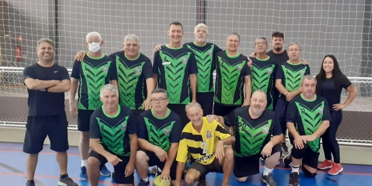 O Vôlei Masculino Adaptado +60 de Itapetininga vem se destacando em campeonatos regionais. (Divulgação)