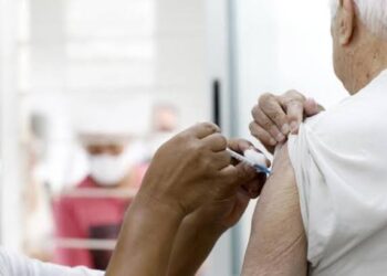 Para se vacinar é necessário que o idoso apresente o comprovante das doses anteriores e documentos pessoais. (Agência Brasil)