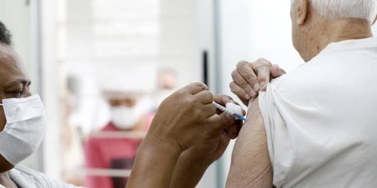 Para se vacinar é necessário que o idoso apresente o comprovante das doses anteriores e documentos pessoais. (Agência Brasil)
