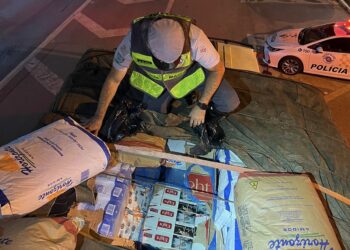 Os cigarros estavam escondidos no meio de uma carga de farinha de trigo. (Polícia Militar Rodoviária)