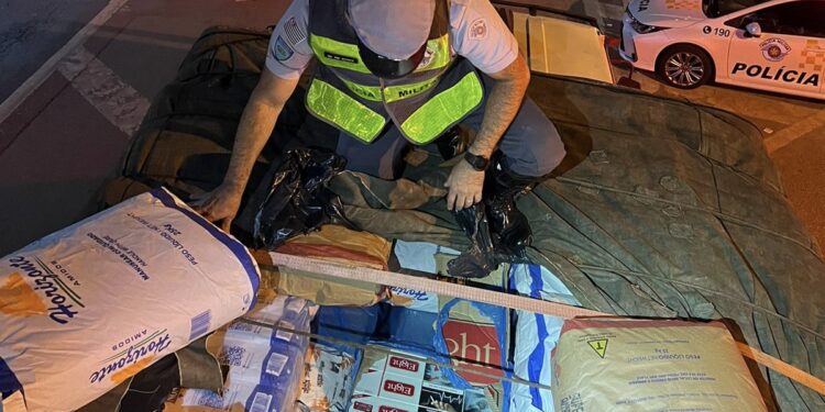 Os cigarros estavam escondidos no meio de uma carga de farinha de trigo. (Polícia Militar Rodoviária)