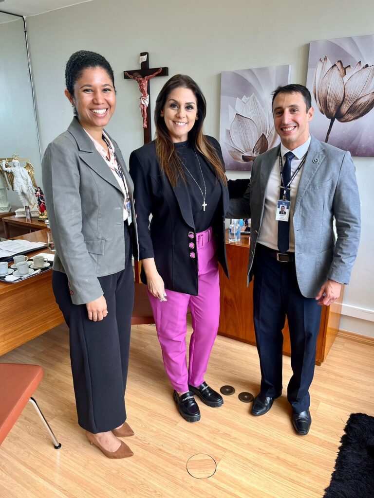 A deputada federal Simone Marquetto (MDB), o Major Aviador Rodrigo Albuquerque Pereira do Comando da Aeronáutica e Capitã Intendente Brena Conor de Paula, Assessora de Relacionamento Institucional do Comando da Aeronáutica. (Facebook/Simone Marquetto)