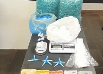 A Polícia Militar apreendeu drogas, material para embalar, balança e dinheiro. (Divulgação)