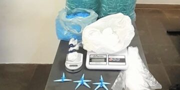A Polícia Militar apreendeu drogas, material para embalar, balança e dinheiro. (Divulgação)