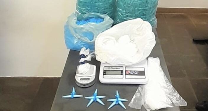 A Polícia Militar apreendeu drogas, material para embalar, balança e dinheiro. (Divulgação)