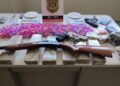 No curso da operação, foram apreendidos aparelhos celulares, espingarda cartucheira, um revólver, entorpecentes, material para preparar e embalar as drogas e balanças de precisão. (Divulgação Polícia Civil)