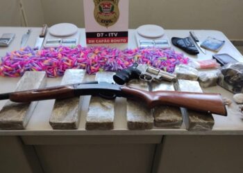 No curso da operação, foram apreendidos aparelhos celulares, espingarda cartucheira, um revólver, entorpecentes, material para preparar e embalar as drogas e balanças de precisão. (Divulgação Polícia Civil)