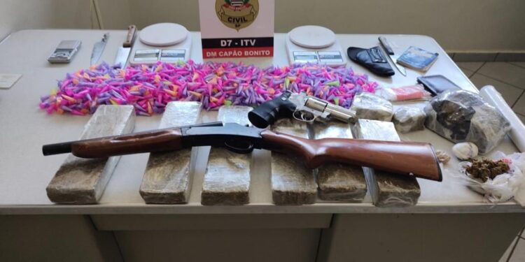 No curso da operação, foram apreendidos aparelhos celulares, espingarda cartucheira, um revólver, entorpecentes, material para preparar e embalar as drogas e balanças de precisão. (Divulgação Polícia Civil)