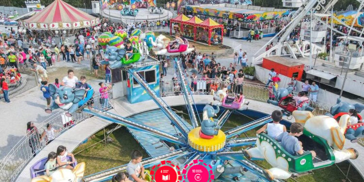 Alunos da rede municipal se divertiram nos brinquedos do Parque de Diversões da ExpoAgro. (Divulgação)