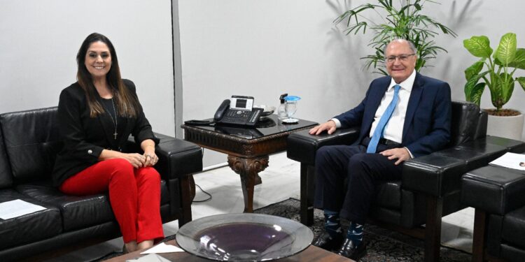 A deputada federal Simone Marquetto (MDB-SP) e o vice-presidente Geraldo Alckmin (PSB).