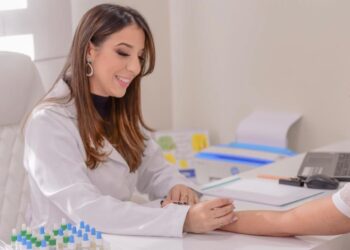 A alergologista e imunologista Daniele Alevato, de Sorocaba, fala sobre a alergia ao suor. (Divulgação)