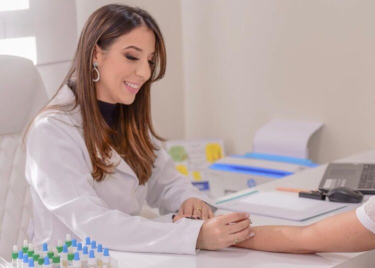 A alergologista e imunologista Daniele Alevato, de Sorocaba, fala sobre a alergia ao suor. (Divulgação)