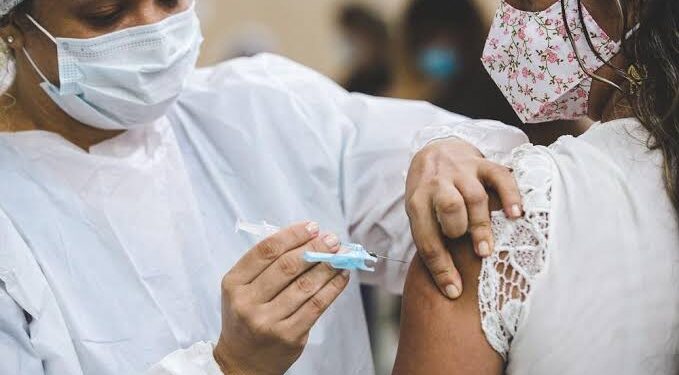 A vacinação é a forma mais eficaz de frear a contaminação e o surgimento de novas variantes do coronavírus. (Agência Brasil)