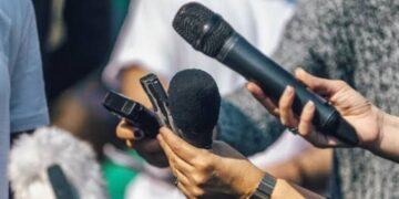 A liberdade de imprensa decorre do direito de informação, é a possibilidade do cidadão criar ou ter acesso a diversas fontes de dados, tais como notícias, livros, jornais, sem interferência do Estado. (Abraji)