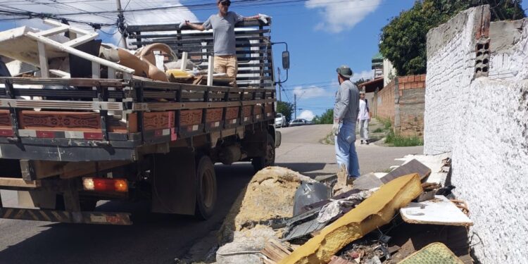 O Mutirão realizou seis viagens de caminhões com materiais. (Divulgação/ Prefeitura de Itapetininga)