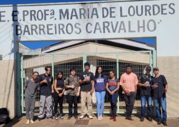 O professor César Felipe Rodrigues e os alunos do 3º ano do Ensino Médio da E. E. Maria de Lourdes Barreiro Carvalho.(Arquivo Pessoal)