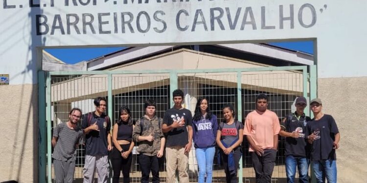 O professor César Felipe Rodrigues e os alunos do 3º ano do Ensino Médio da E. E. Maria de Lourdes Barreiro Carvalho.(Arquivo Pessoal)