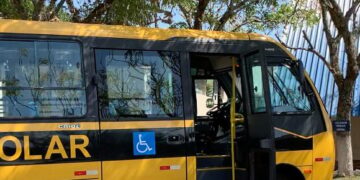 O ônibus escolar é zero quilômetro, moderno, com ar-condicionado e equipado para atender crianças com deficiência. (Divulgação/Prefeitura de Itapetininga)
