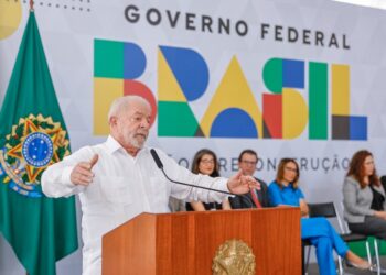 Presidente Lula em cerimônia no Palácio do Planalto para sancionar reajuste de 9% para servidores federais. Ricardo Stuckert)