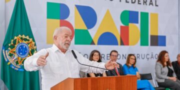 Presidente Lula em cerimônia no Palácio do Planalto para sancionar reajuste de 9% para servidores federais. Ricardo Stuckert)