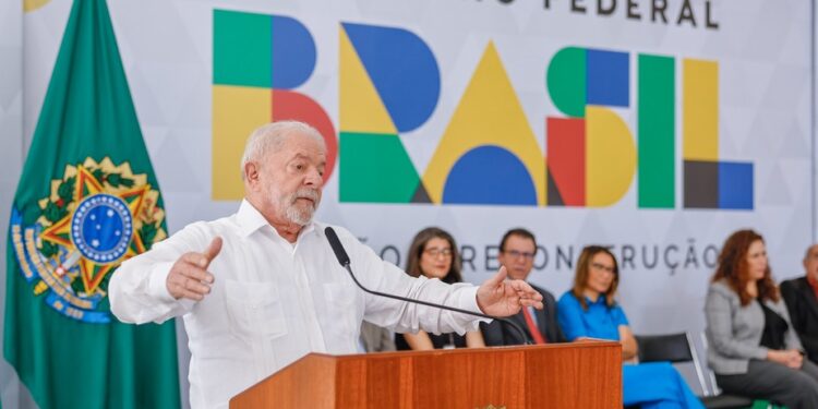 Presidente Lula em cerimônia no Palácio do Planalto para sancionar reajuste de 9% para servidores federais. Ricardo Stuckert)