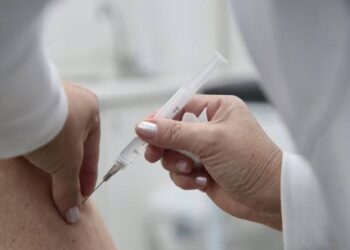 Cidade aplica vacinas Pfizer Bivalente e da Influenza em profissionais de saúde nesta sexta-feira