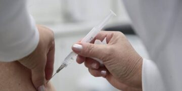 Cidade aplica vacinas Pfizer Bivalente e da Influenza em profissionais de saúde nesta sexta-feira