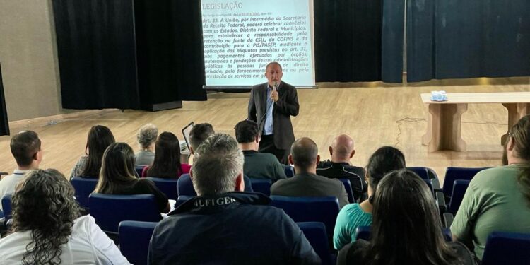 A capacitação dos servidores municipais diretamente ligados à área tributária é uma iniciativa que auxilia na gestão dos tributos municipais. (Divulgação/ Prefeitura de Itapetininga)