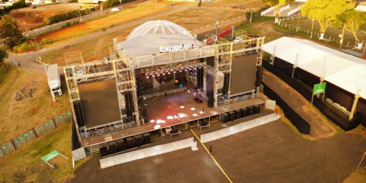 A estrutura é montada pela empresa Feeling Eventos, que montou palcos do Lollapalooza e tem o recorde mundial de maior palco do mundo. (Willian Furtado)