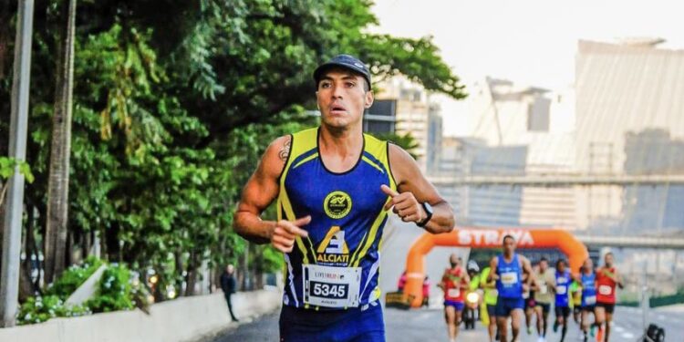 O atleta itapetiningano Augusto Phols durante competição em São Paulo. (Divulgação)