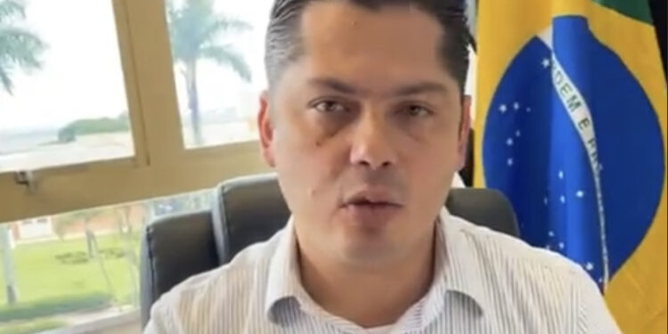 O prefeito Jeferson Brun (Republicanos) durante live na Prefeitura de Itapetininga. (Reprodução/Facebook)