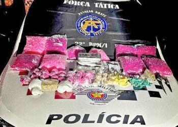 Com os suspeitos foram encontrados drogas, dinheiro e objetos para embalar entorpecentes. (Divulgação/Polícia Militar)