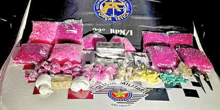 Com os suspeitos foram encontrados drogas, dinheiro e objetos para embalar entorpecentes. (Divulgação/Polícia Militar)