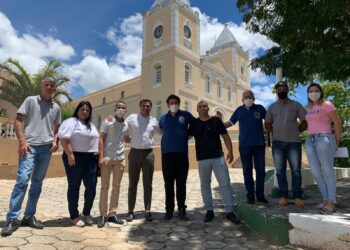 O deputado federal Maurício Neves (PP-SP) com o prefeito e moradores de Sarapui.(Divulgação)