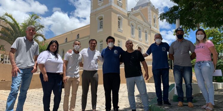 O deputado federal Maurício Neves (PP-SP) com o prefeito e moradores de Sarapui.(Divulgação)