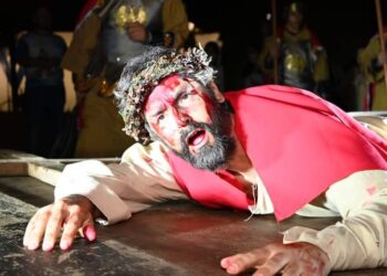 A encenação conta, em média, com a atuação de 50 atores, participantes da comunidade, desde crianças, jovens e adultos. (Divulgação)