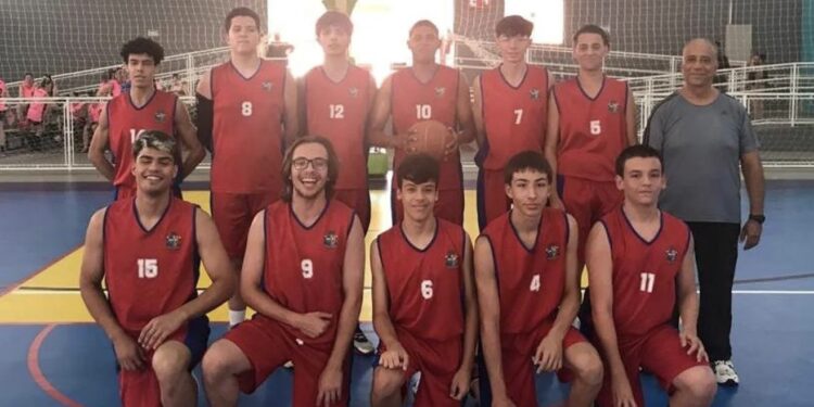 A equipe de Itapetininga é coordenada pelos professores Luiz Guilherme "Li" Franco e Alexandre Lamansov.(Divulgação)