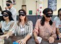 A deputada Simone Marquetto (MDB) durante uma experiência sensorial. (Divulgação)