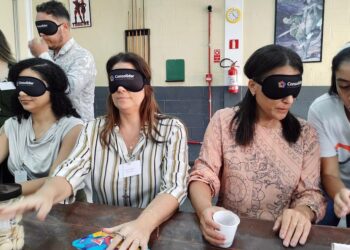 A deputada Simone Marquetto (MDB) durante uma experiência sensorial. (Divulgação)